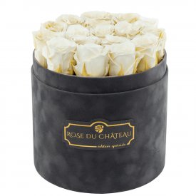 Bílé věčné růže v šedém semišovém flowerboxu