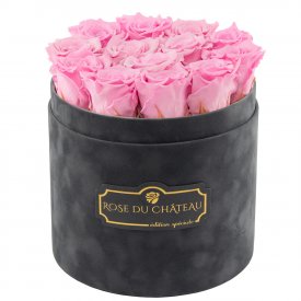 Světle růžové věčné růže v šedém semišovém flowerboxu