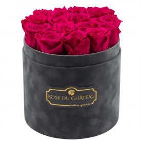 Růžové věčné růže v šedém semišovém flowerboxu