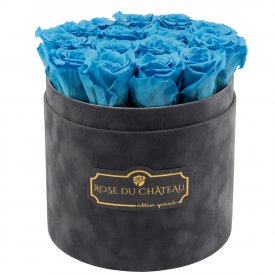 Modré věčné růže v šedém semišovém flowerboxu