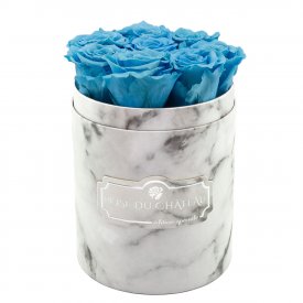 Modré věčné růže v malém bílém mramorovém flowerboxu