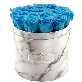 Modré věčné růže v bílém mramorovém flowerboxu