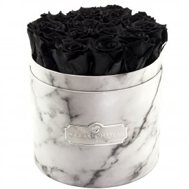 Černé věčné růže v bílém mramorovém flowerboxu