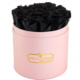Černé věčné růže v růžovém flowerboxu