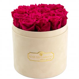 Růžové věčné růže v béžovém semišovém flowerboxu