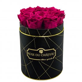 Růžové věčné růže v malém černém industrial flowerboxu