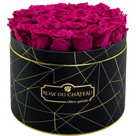 Růžové věčné růže ve velkém černém industrial flowerboxu