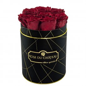 Červené věčné růže v malém černém industrial flowerboxu