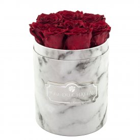 Červené věčné růže v malém bílém mramorovém flowerboxu