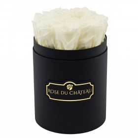 Bílé věčné růže v malém černém flowerboxu