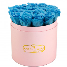 Modré věčné růže v růžovém flowerboxu